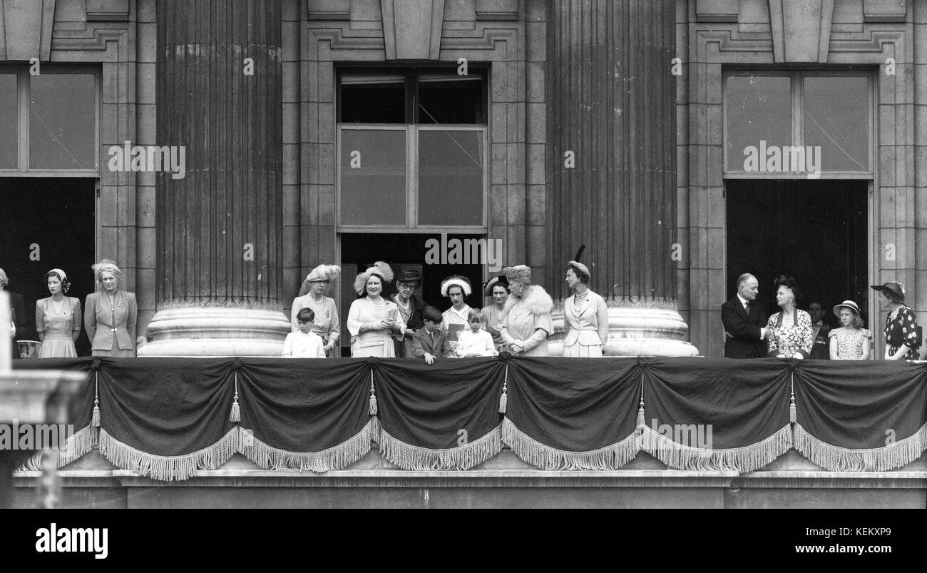 Königliche Familie auf dem Balkon des Buckingham Palace einschließlich Königin, der britischen Königsfamilie auf dem Balkon des Buckingham Palace. Elizabeth die Königin Mutter, Prinzessin Marie Louise (Enkelin von Königin Victoria), Prinzessin Margaret, Königin Mary, Herzogin von Gloucester. Die Kinder sind Prinz Richard, Prinz William, Prinz Michael von Kent am 9. Juni 1949 Stockfoto
