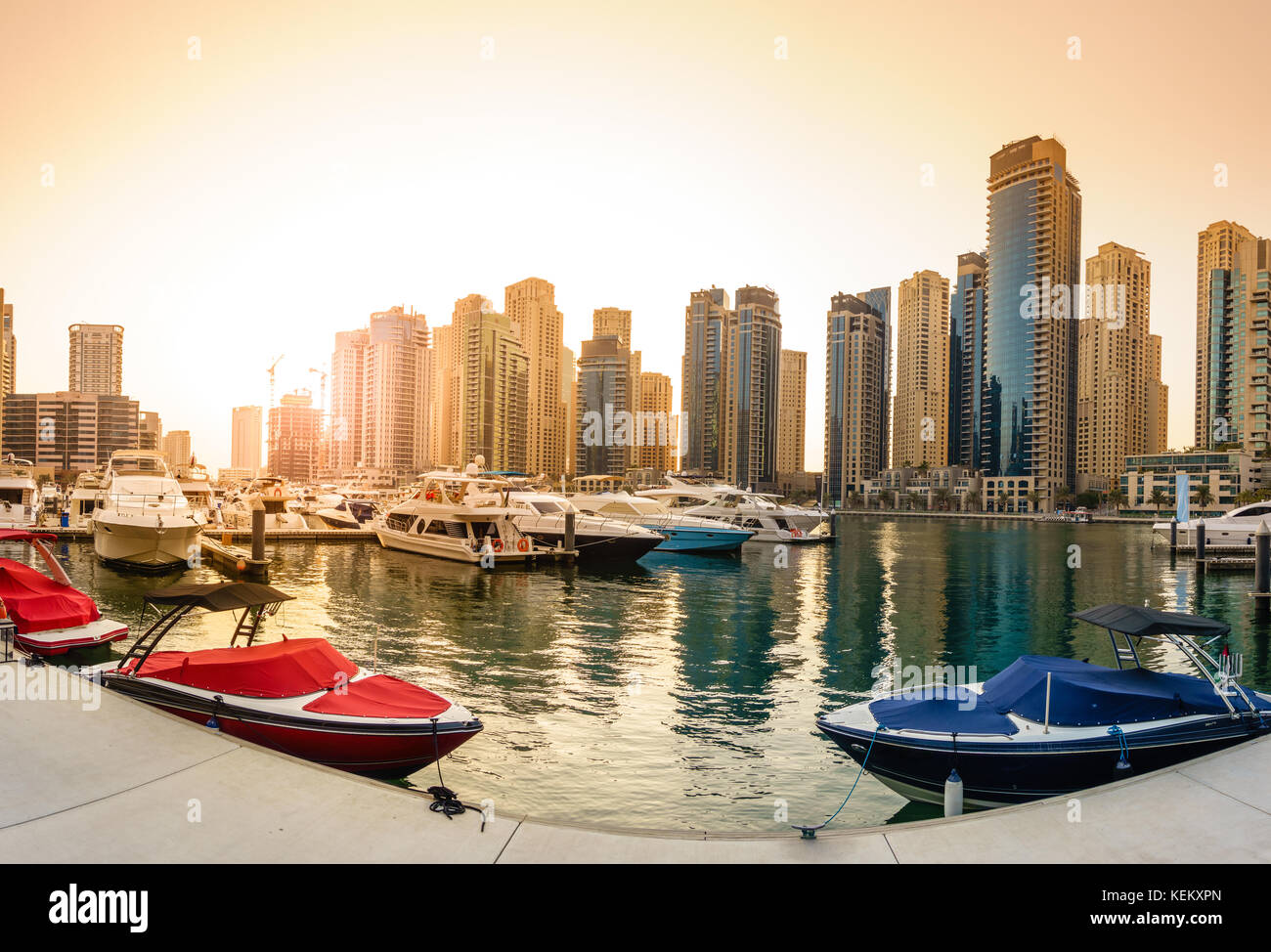 Panoramablick auf Dubai Marina in den Vereinigten Arabischen Emiraten am Abend Stockfoto