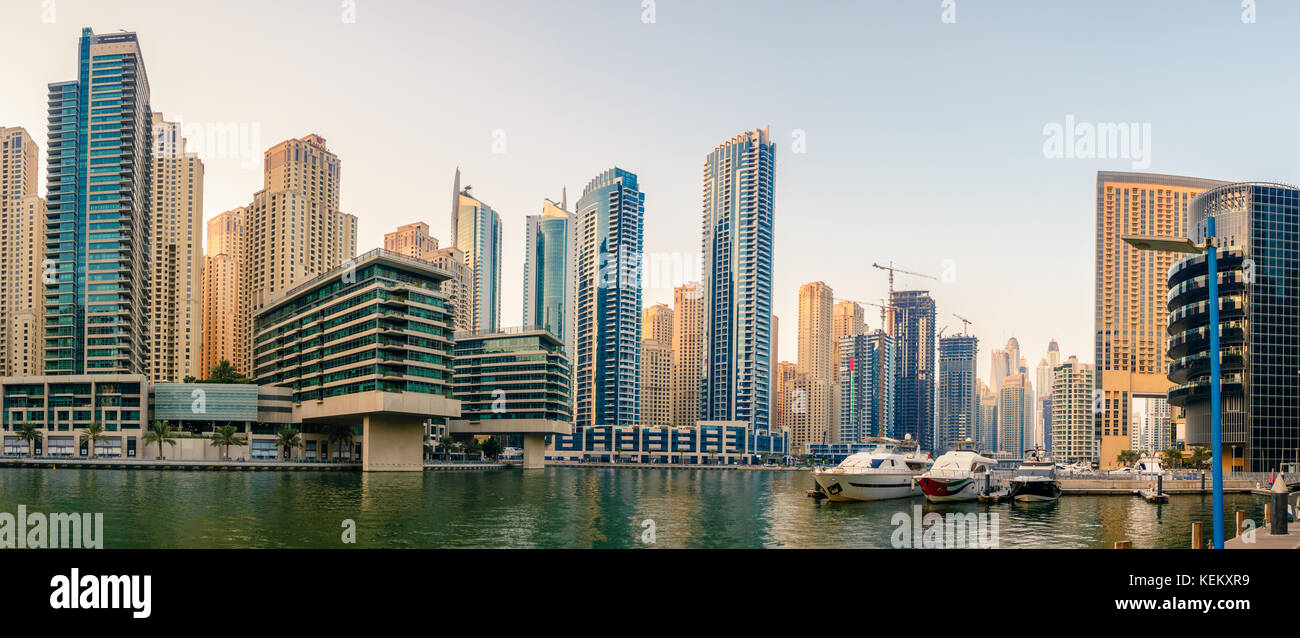 Panoramablick auf Dubai Marina in den Vereinigten Arabischen Emiraten am Abend Stockfoto