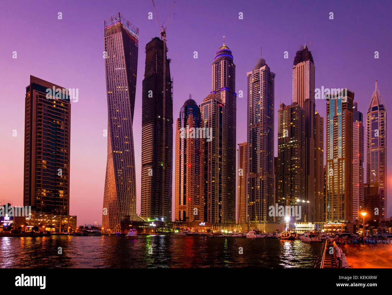 Panoramablick auf Dubai Marina in den Vereinigten Arabischen Emiraten bei Nacht Stockfoto