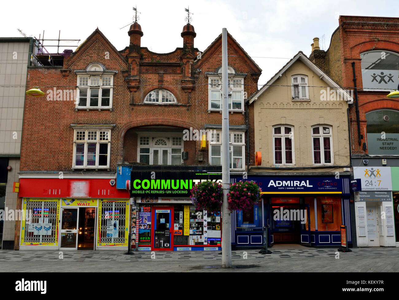 Slough, Vereinigtes Königreich - 7. September 2017. Blick auf die High Street in Slough, mit historischen Gebäuden, Gewerbeimmobilien. Stockfoto