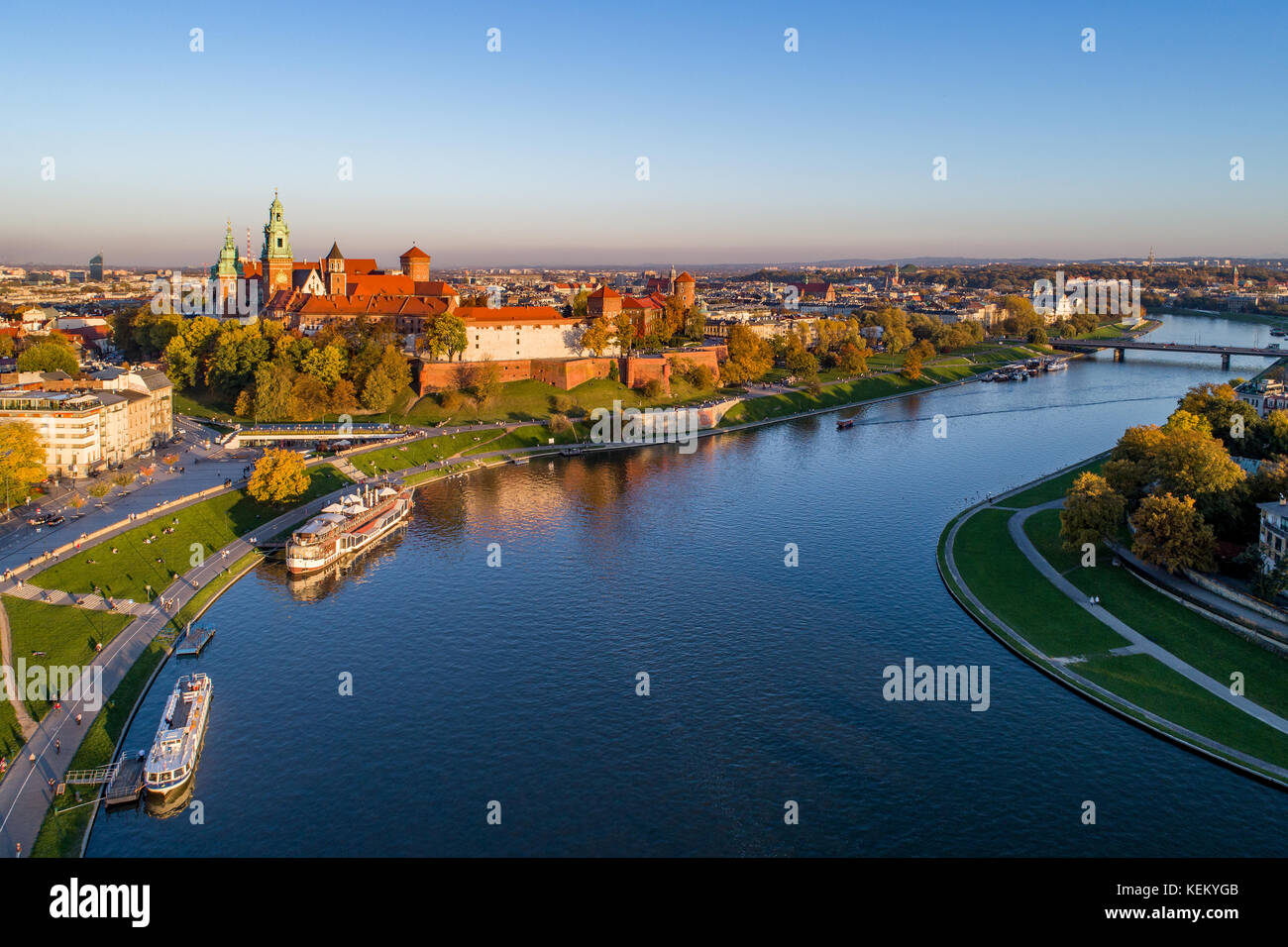 Skyline-Panorama von Krakau, Polen, mit Königlichen Wawel-Schloss, Kathedrale, Weichsel, Brücke, Hafen, Schiffe und Restaurant an Bord. Luftaufnahme, Herbst. Stockfoto