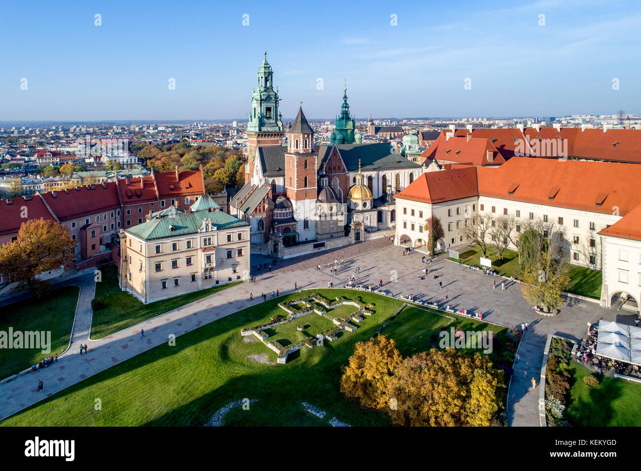 Royal gotische Kathedrale auf dem Wawel in Krakau, Polen, mit Renaissance sigmund Kapelle mit goldenen Kuppel, Teil von Schloss Wawel, Hof, Park und Touristen. Stockfoto