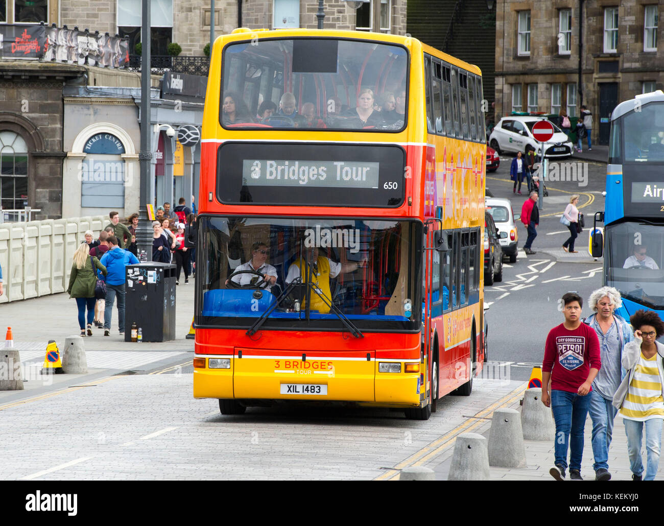 Drei Brücken Double Decker Bus kommt an der Waverley Bridge, Edinburgh. Die neue touristische Route bringt Passagiere die Forth Bridges zu sehen. Stockfoto