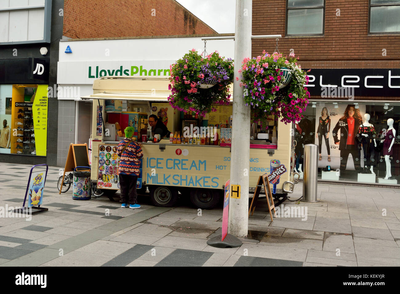 Slough, Vereinigtes Königreich - 7. September 2017. Blick auf die High Street in Slough, mit Eis- und Milchshake-Stand, historischen Gebäuden, Gewerbeeight Stockfoto