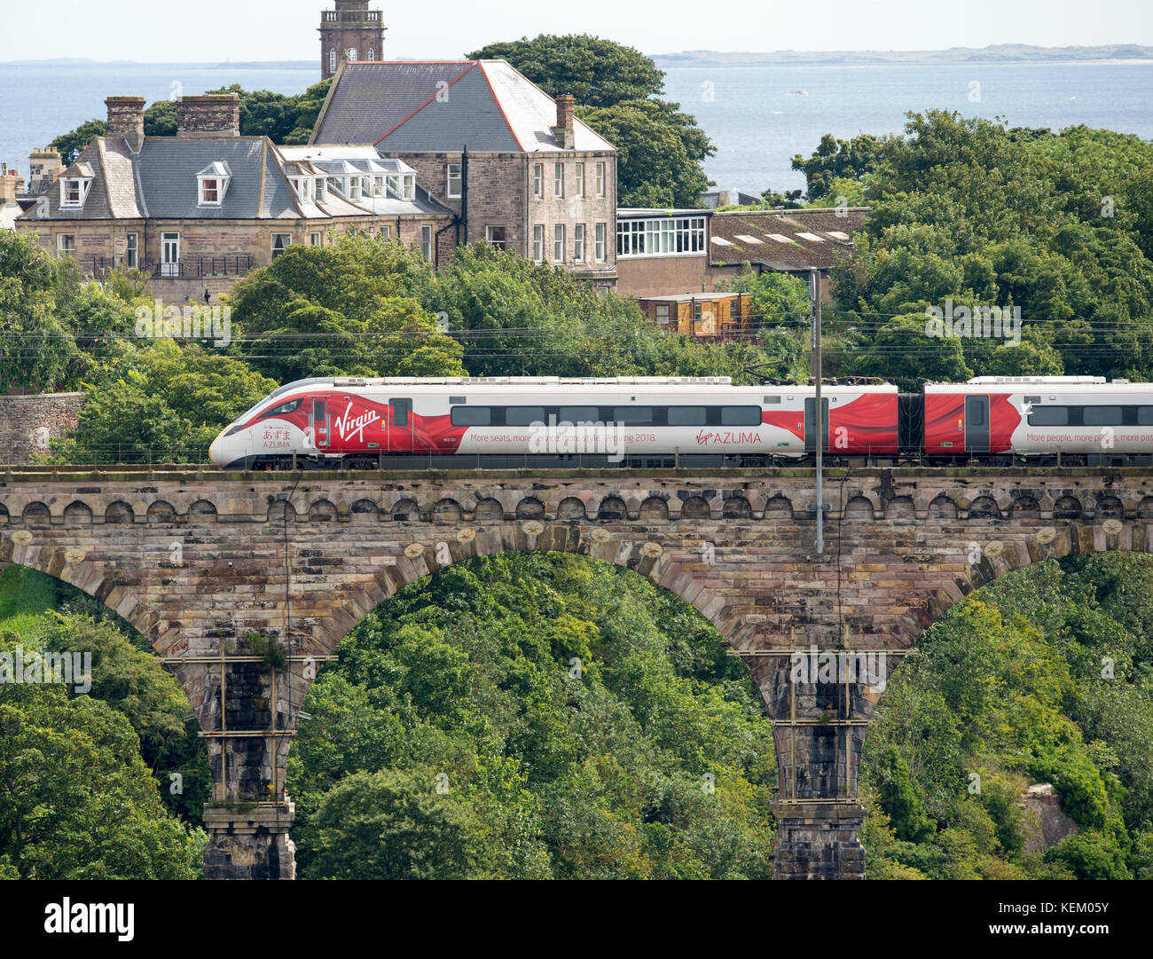 Die Jungfrau azuma Zug kreuze Royal Border Bridge bei Berwick upon Tweed in Richtung Norden auf seiner ersten Reise nach Schottland. Stockfoto