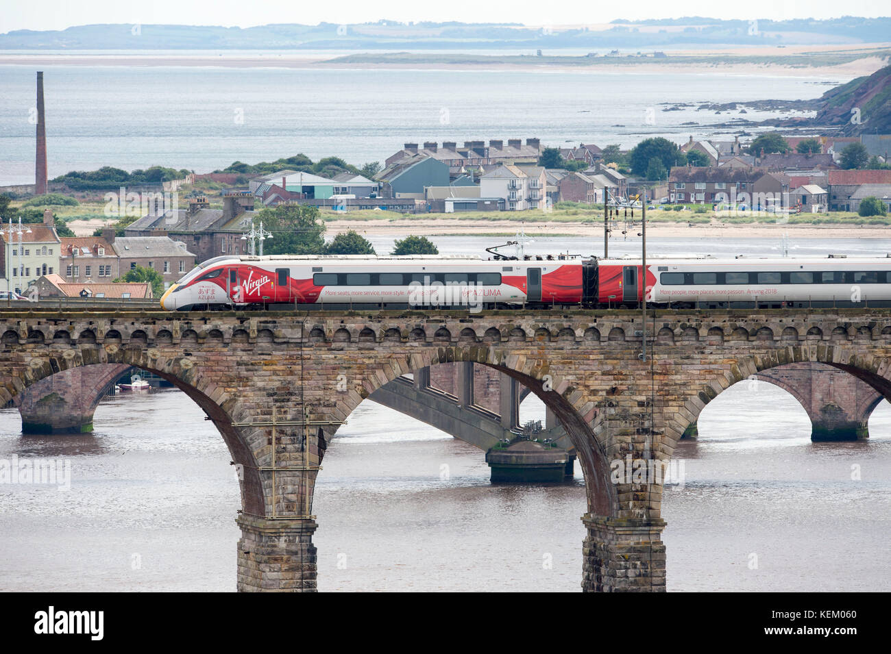 Die Jungfrau azuma Zug kreuze Royal Border Bridge bei Berwick upon Tweed in Richtung Norden auf seiner ersten Reise nach Schottland. Stockfoto