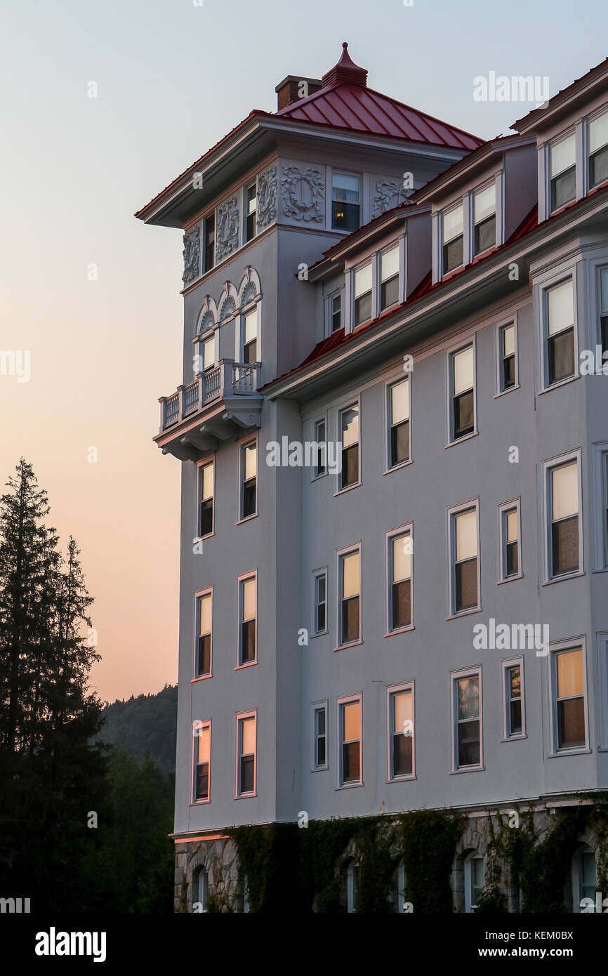 Sonnenuntergang, spiegelt sich in den Fenstern der Omni Mount Washington Resort, Bretton Woods, New Hampshire, USA Stockfoto