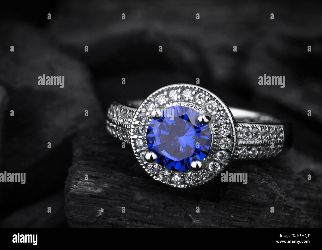 Schmuck Ring mit großen blauen sapphir auf schwarzer Kohle Hintergrund Stockfoto