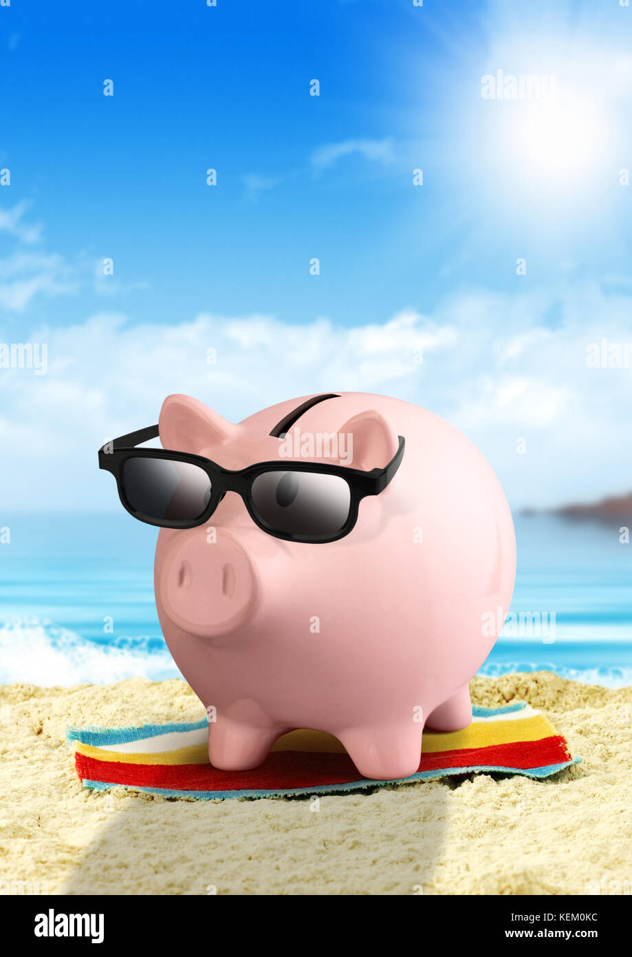 Piggy Bank am Strand, Geld für Travel Concept Stockfoto