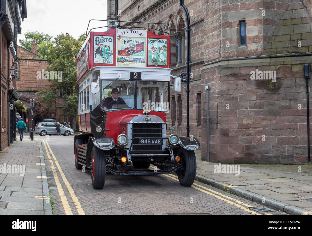Oldtimer-Tourbus mit offenem Oberdeck in Chester, Cheshire, Großbritannien Stockfoto