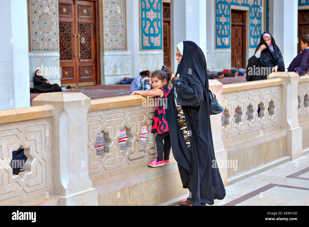 Provinz Fars, Shiraz, Iran - 19. April 2017: Shah Cheragh Heiligtum, Mutter geht mit ihrer kleinen Tochter im Hof der Moschee. Stockfoto