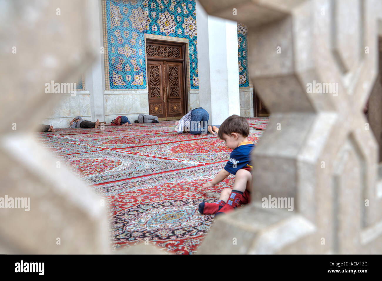 Provinz Fars, Shiraz, Iran - 19. April 2017: Shah Cheragh Heiligtum, muslimische Männer beten und Schlafen am Eingang der Moschee, der Iran. Stockfoto