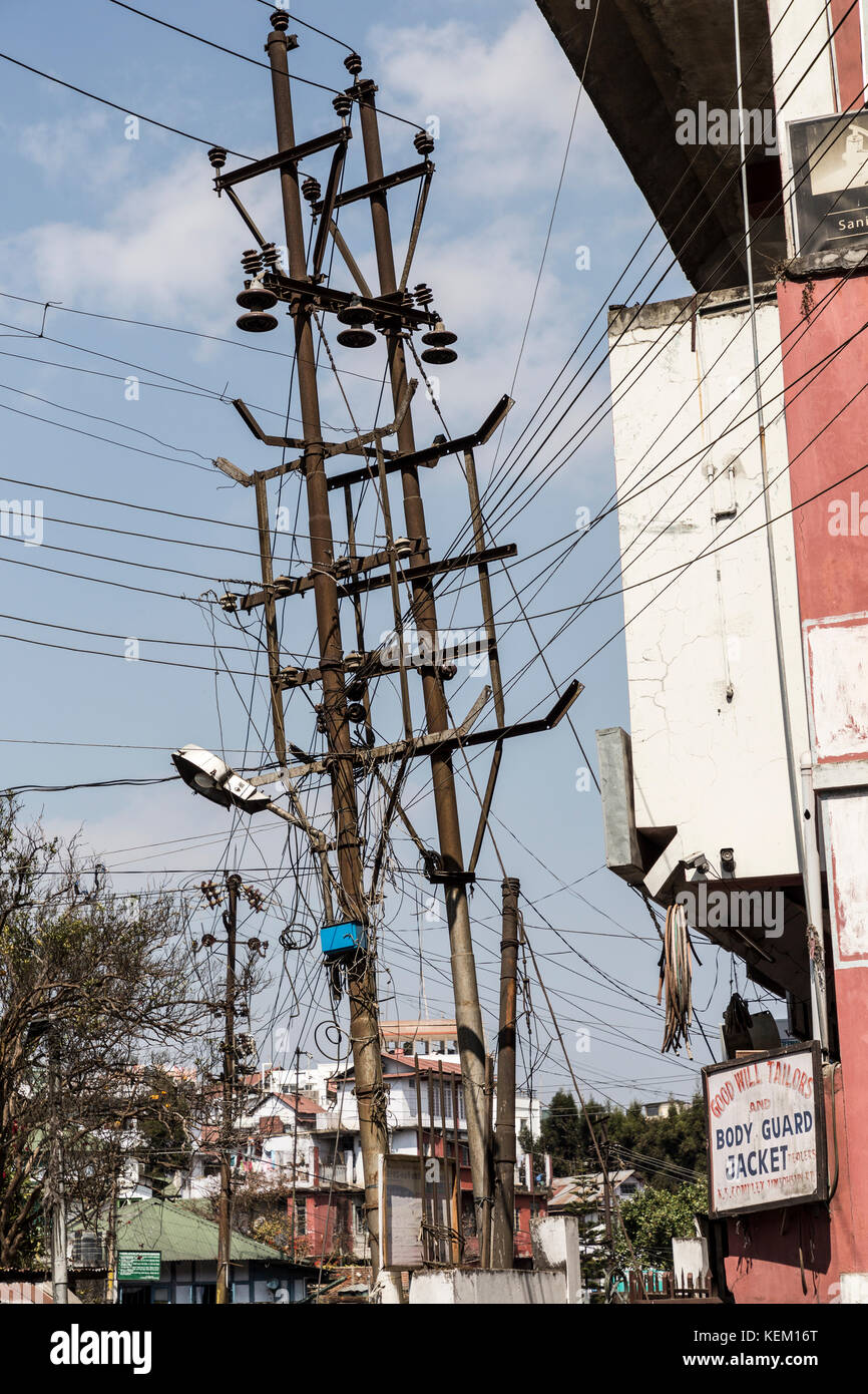 Viele Kabel eines Strom- und Telefonmast, Shillong, Meghalaya, Indien Stockfoto
