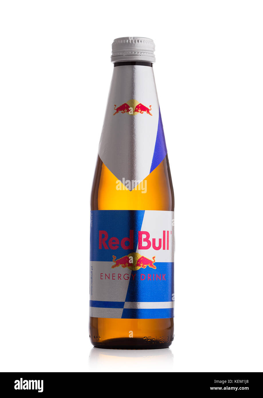 LONDON, Großbritannien 20. OKTOBER 2017 Glasflasche Red Bull Energy Drink auf weißem