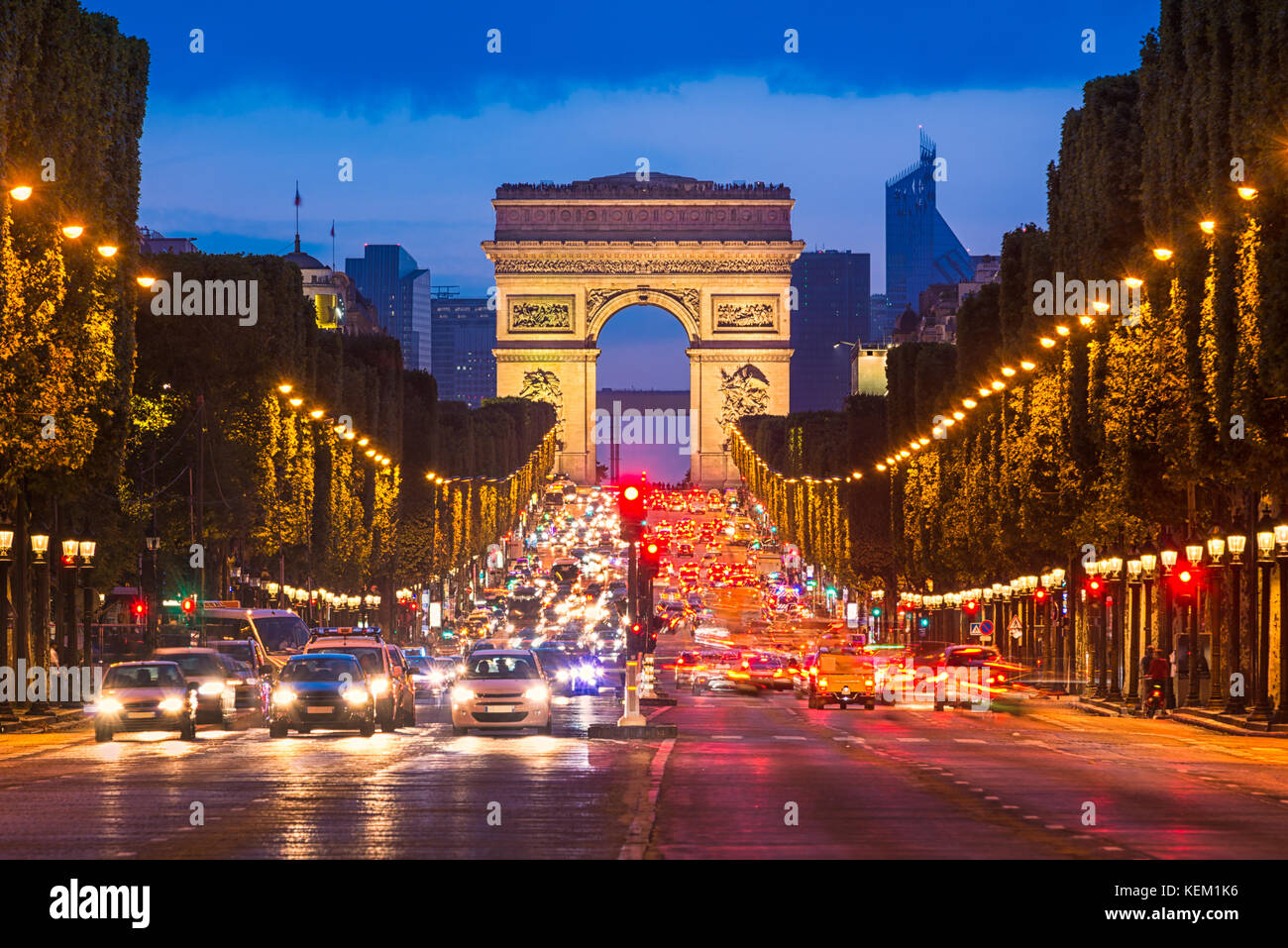 Avenue des Champs Elysees und Arc de Triomphe bei Nacht, Paris Stockfoto