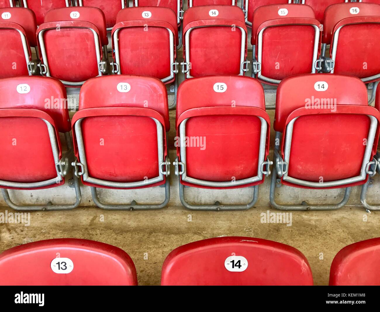 Leuchtend rote Plastikstühle in einem Stadion Stockfoto