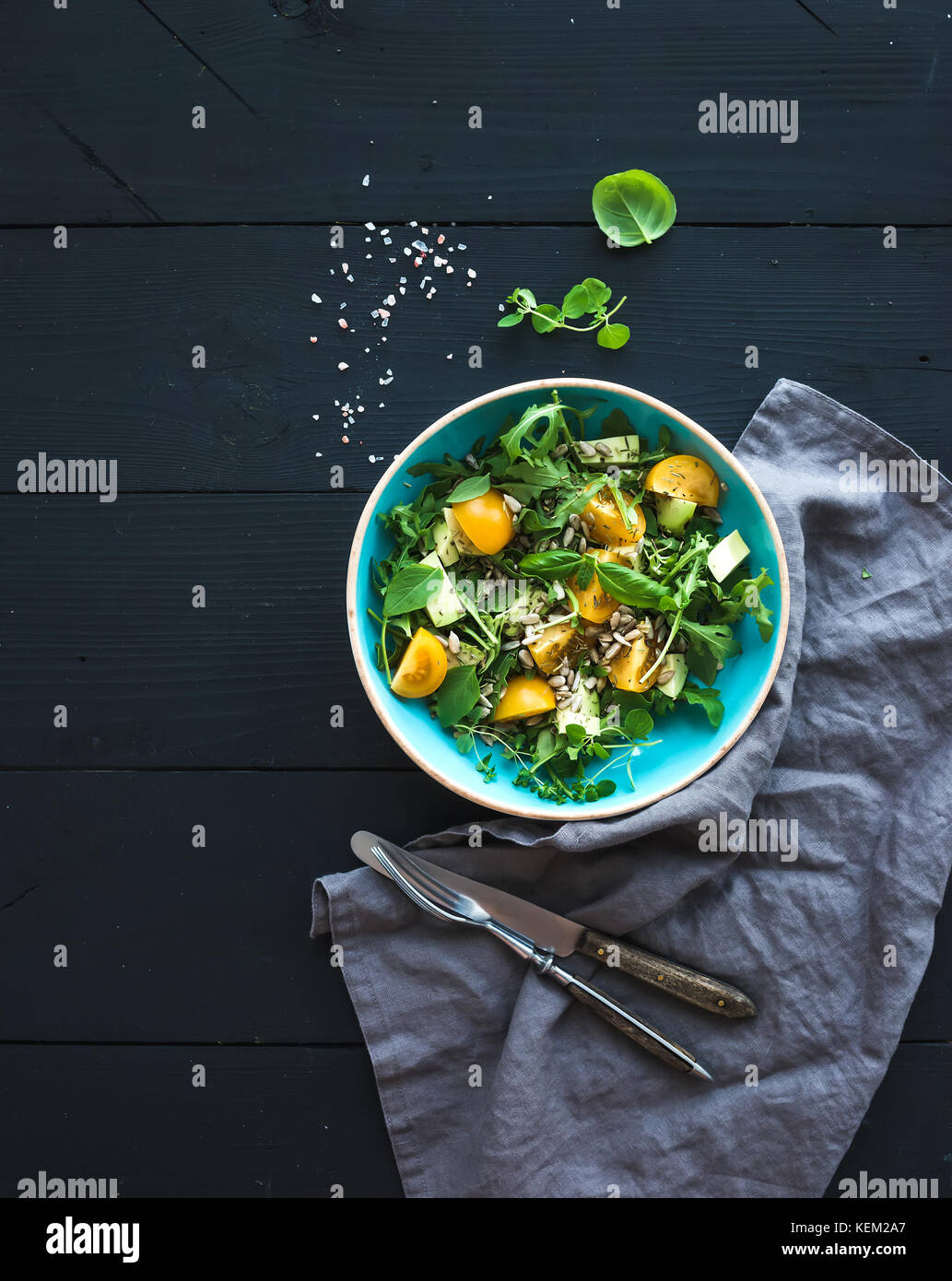 Schüssel grünem Salat mit Avocado, Rucola, Tomaten und ...