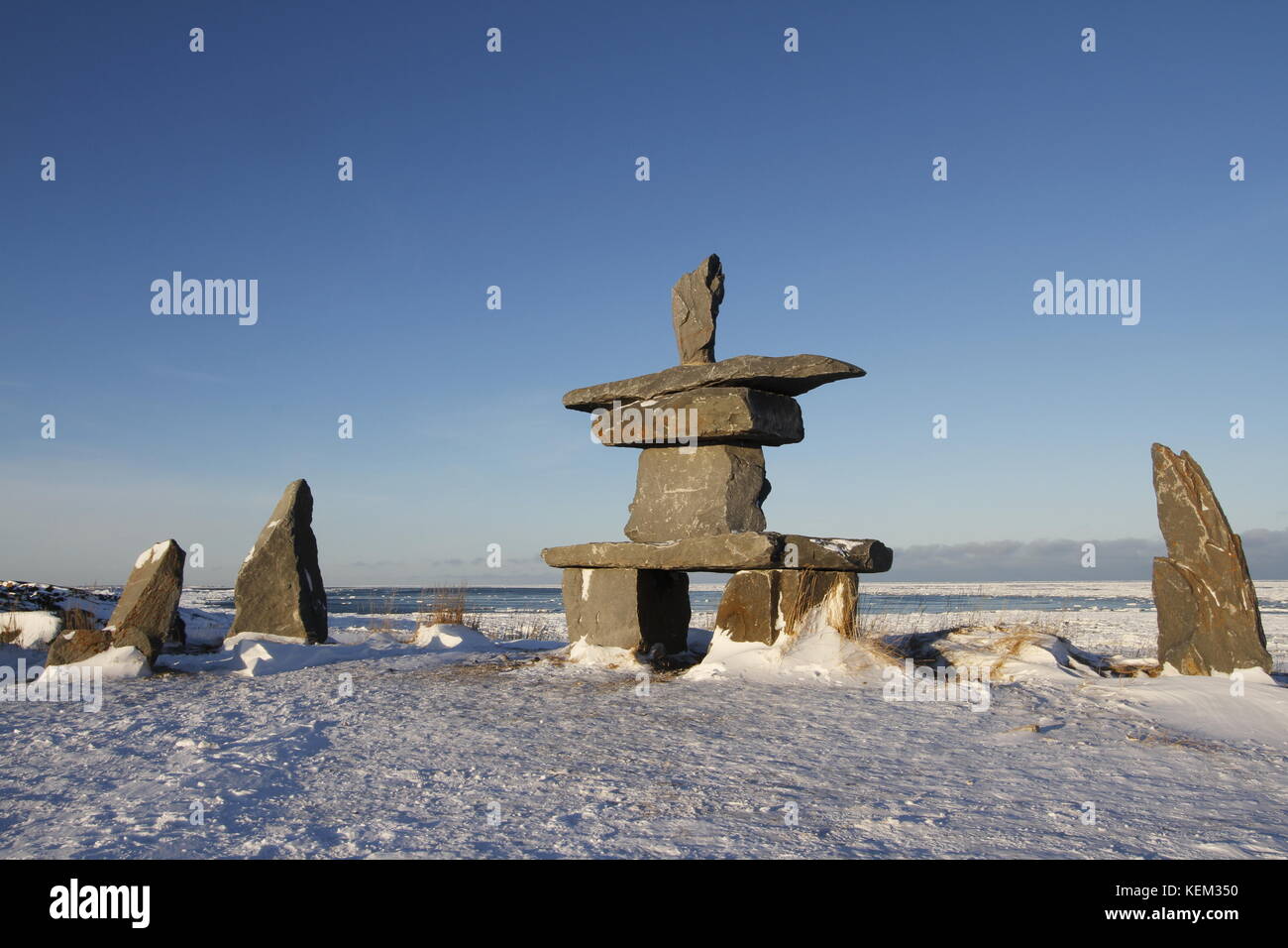 Inukshuk (inuksuk) Gefunden in der Nähe von Churchill, Manitoba mit Schnee auf dem Boden Anfang November, Kanada Stockfoto
