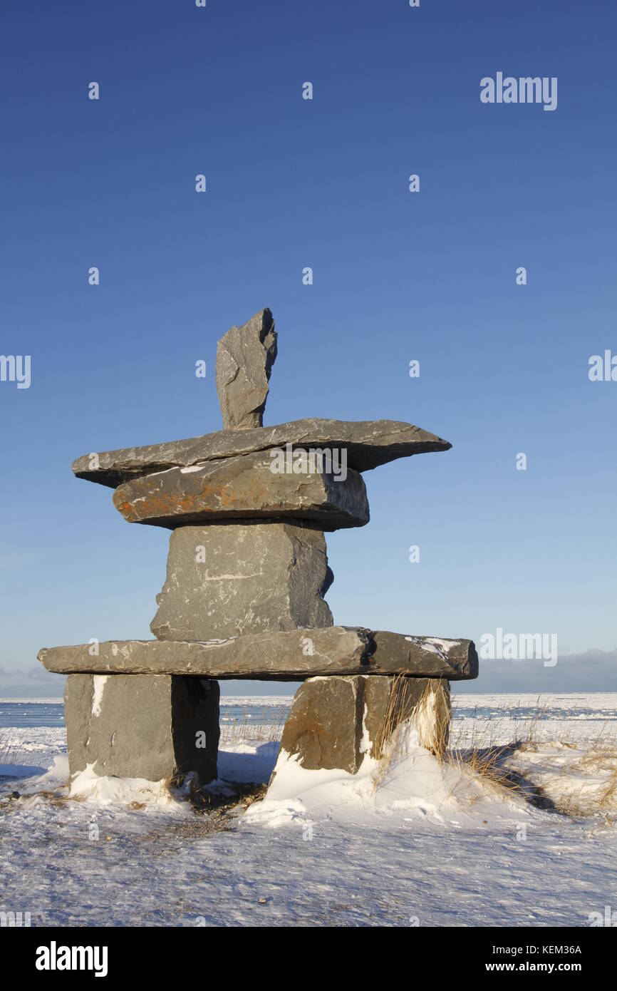 Inukshuk (inuksuk) Gefunden in der Nähe von Churchill, Manitoba mit Schnee auf dem Boden Anfang November, Kanada Stockfoto