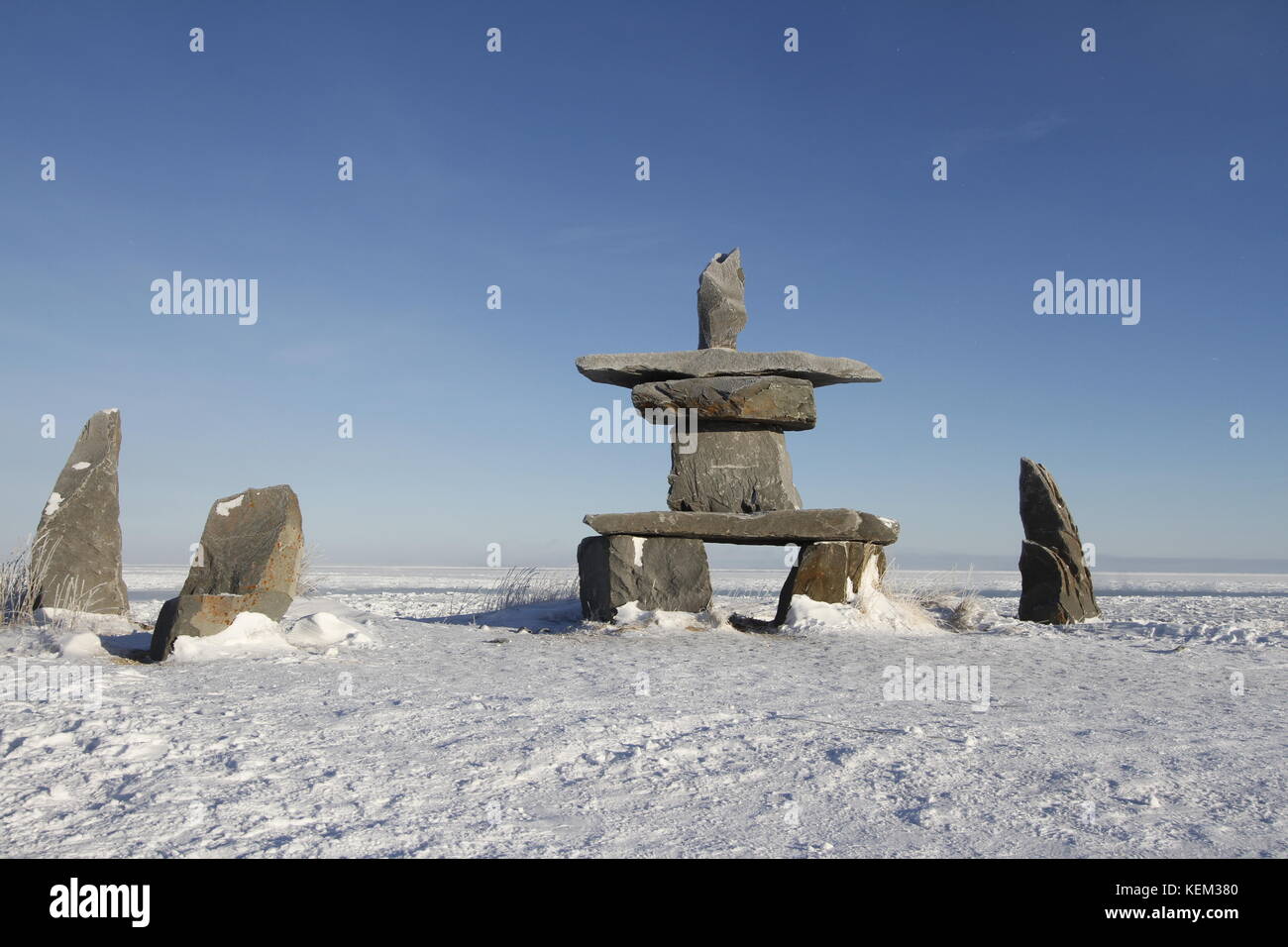 Inukshuk (inuksuk) Gefunden in der Nähe von Churchill, Manitoba mit Schnee auf dem Boden Anfang November, Kanada Stockfoto
