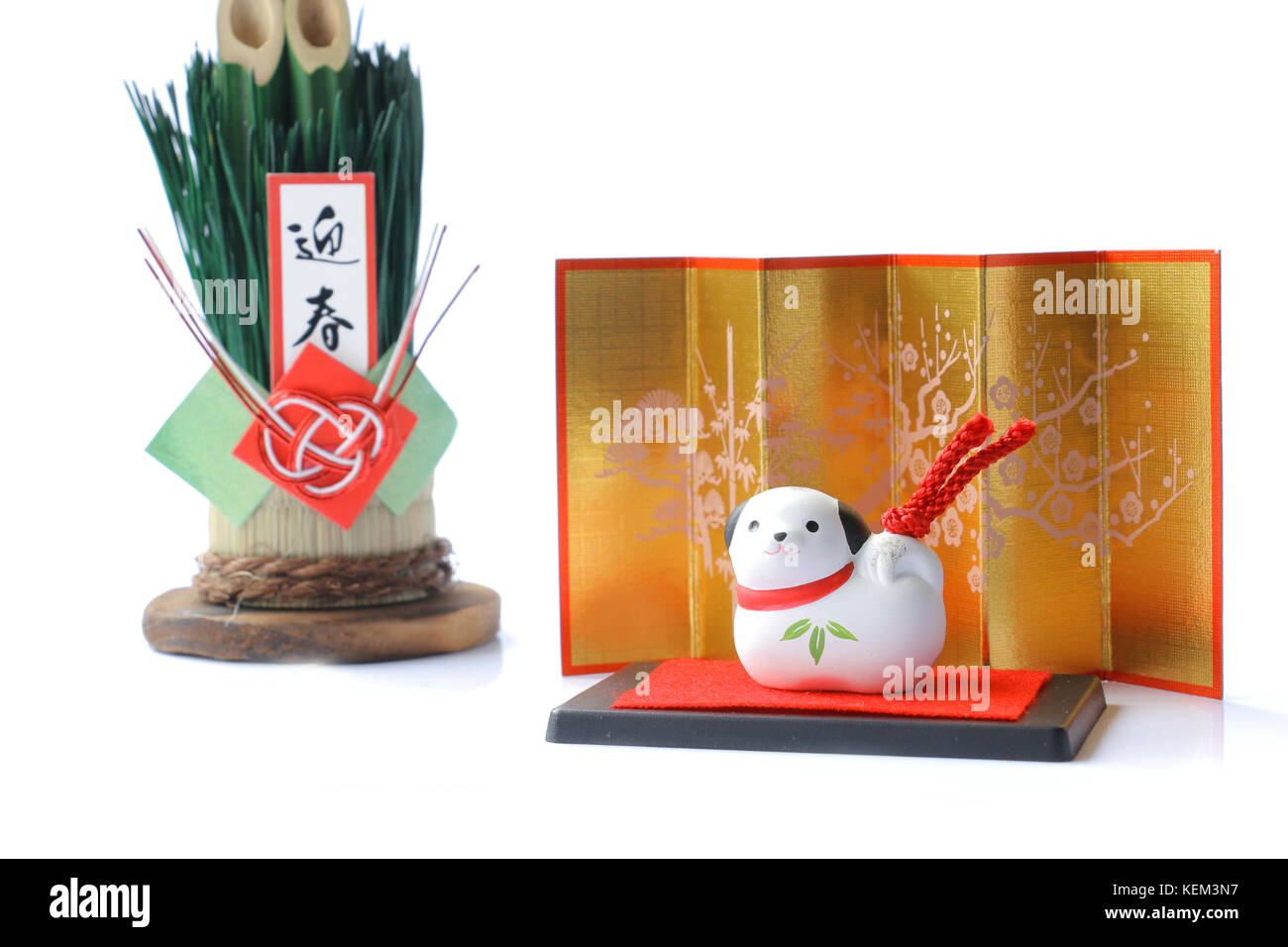 Japanische neues Jahr hund Objekt auf weiss Hinweis: japanische Wort dieser Fotografie bedeutet 'Spring begrüßen. Stockfoto