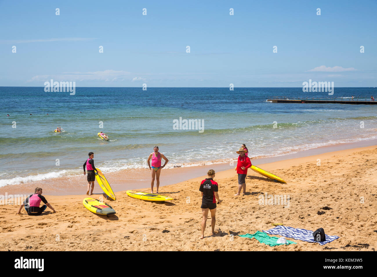 Surfer lernen Ausbildung in Collaroy Strand, einem der berühmtesten Strände im Norden von Sydney, New South Wales, Australien Stockfoto