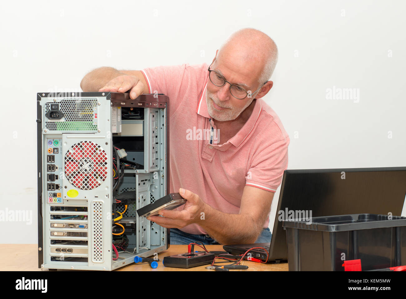 Ein Mann Techniker arbeiten an defekten Computer Stockfoto