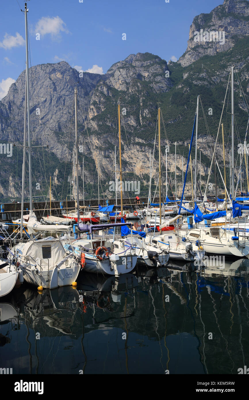 Hafen neben Bagno Lido, in der Nähe von Riva, am Ufer des Gardasees, im Norden von Italien, Europa Stockfoto