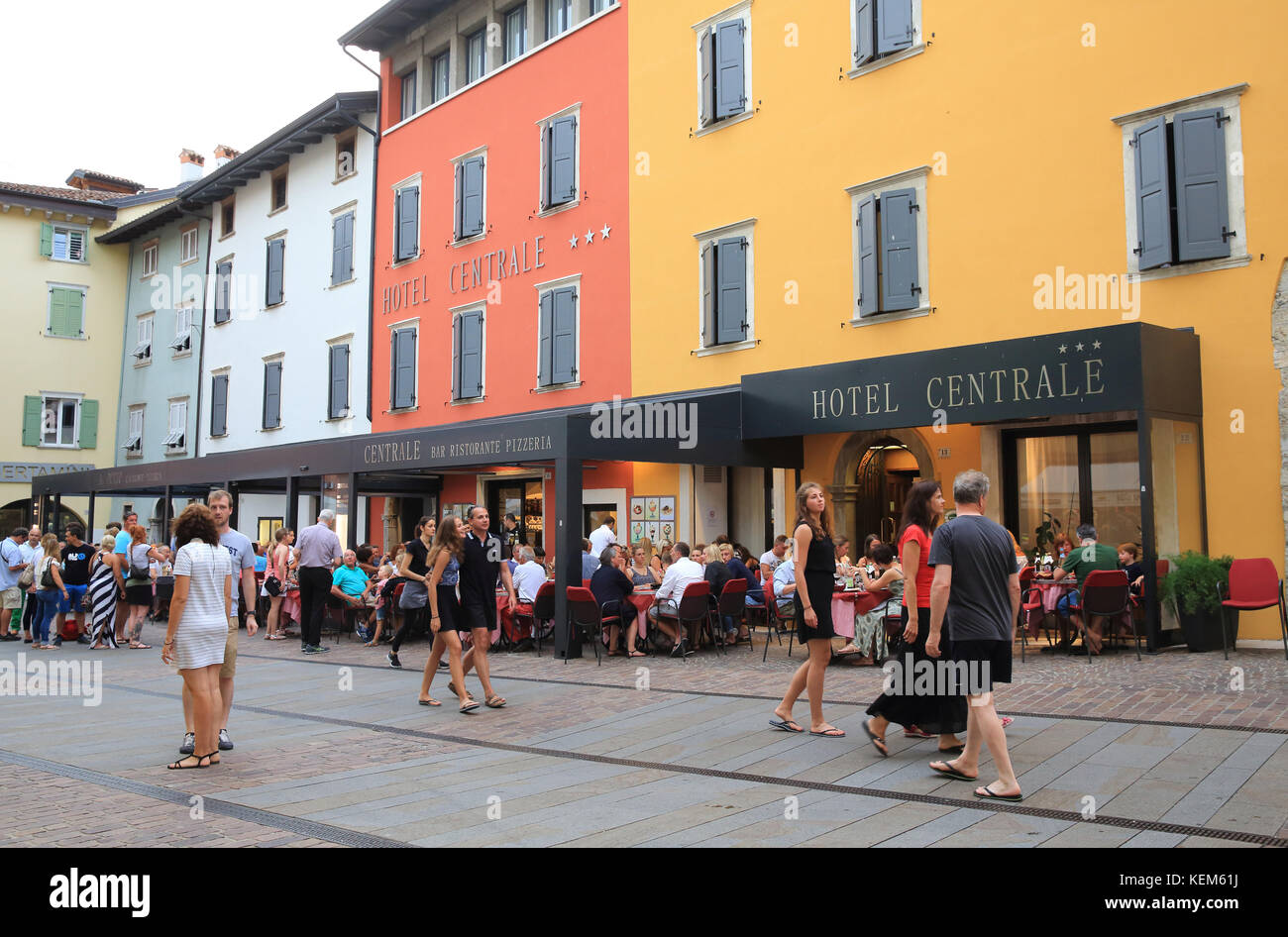 Das Hotel Centrale belebte Restaurant an einem Sommerabend in Torbole am Gardasee, im Norden von Italien Stockfoto