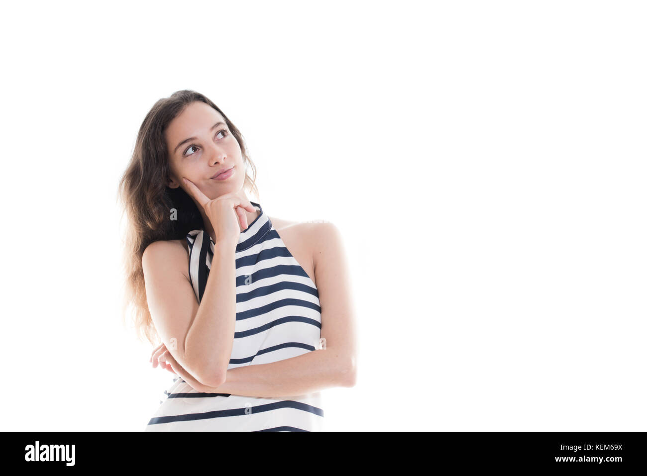Junge hübsche Frau suchen, Finger über Gesicht mit dem Lächeln entscheiden die Wahl Ausdruck auf weißem Hintergrund machen Stockfoto