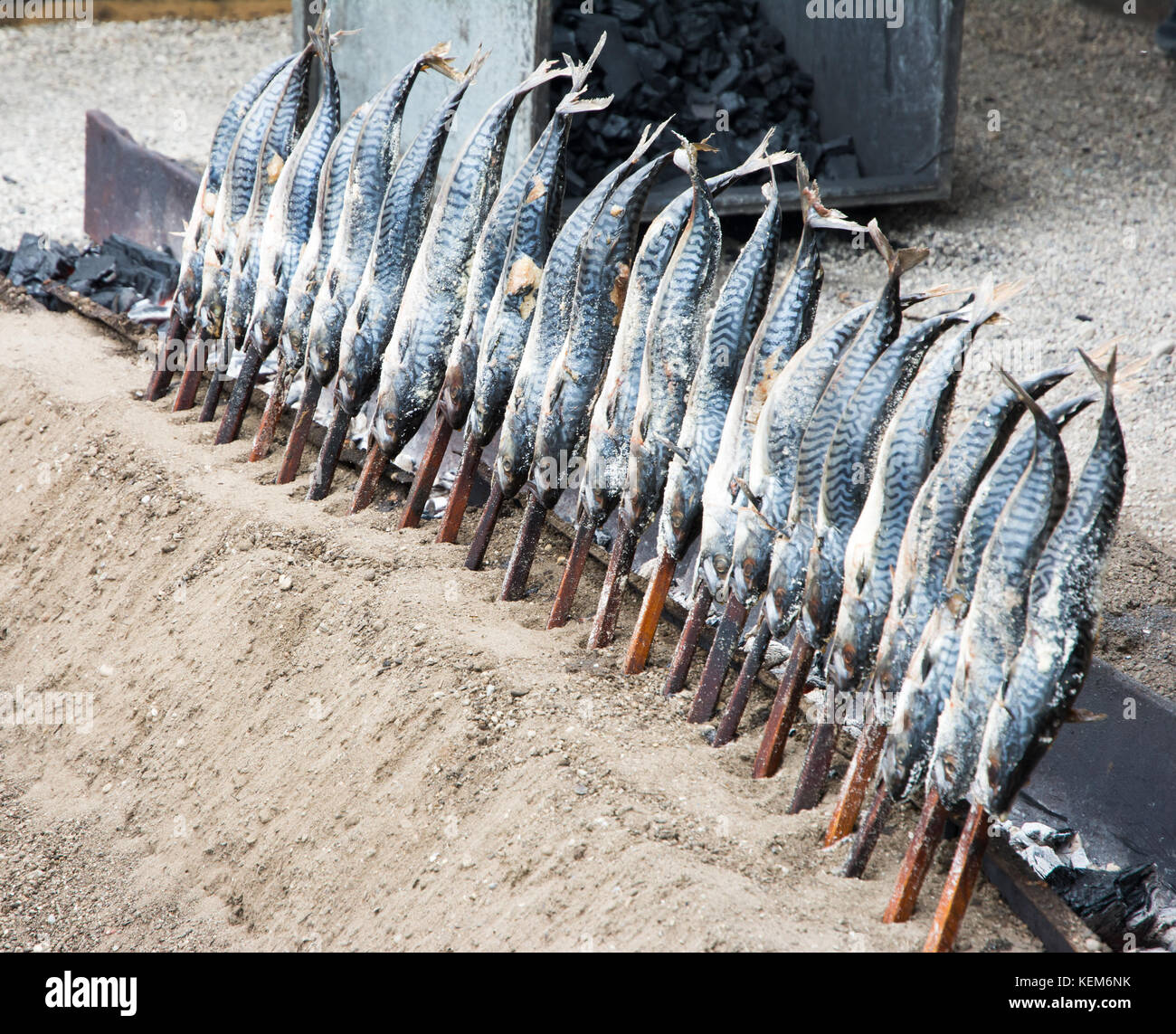 Steckerlfisch (gegrillter Fisch auf einem Stick) - traditionelle Mahlzeit auf dem Oktoberfest in München gesehen Stockfoto