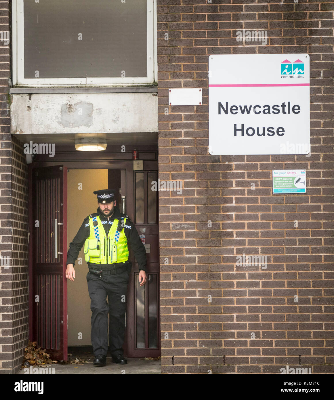 Ein Polizeioffizier verlässt Newcastle Haus in Bradford, wo ein 18 Monate altes Baby starb nach einem Sturz aus dem sechsten Stock Fenster, eine 23-jährige Frau wurde wegen des Verdachts auf Mord in Zusammenhang mit dem Baby fallen verhaftet. Stockfoto