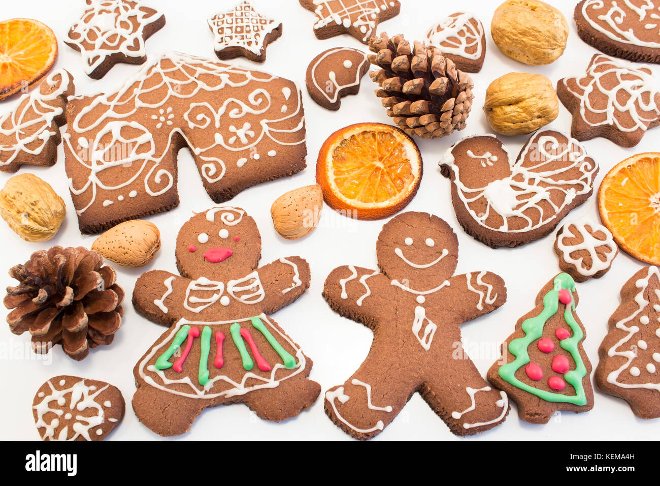 Gingerbread Cookies auf weißem Hintergrund. Stockfoto