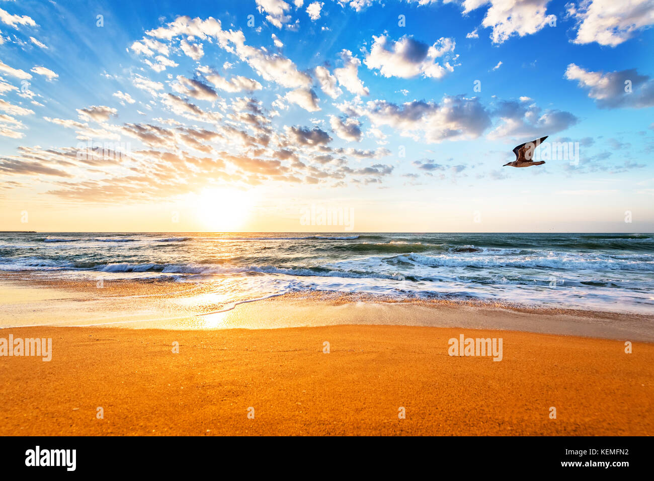 Schießen Sie in den Tag mit einem fantastischen Sonnenaufgang Himmel. Stockfoto