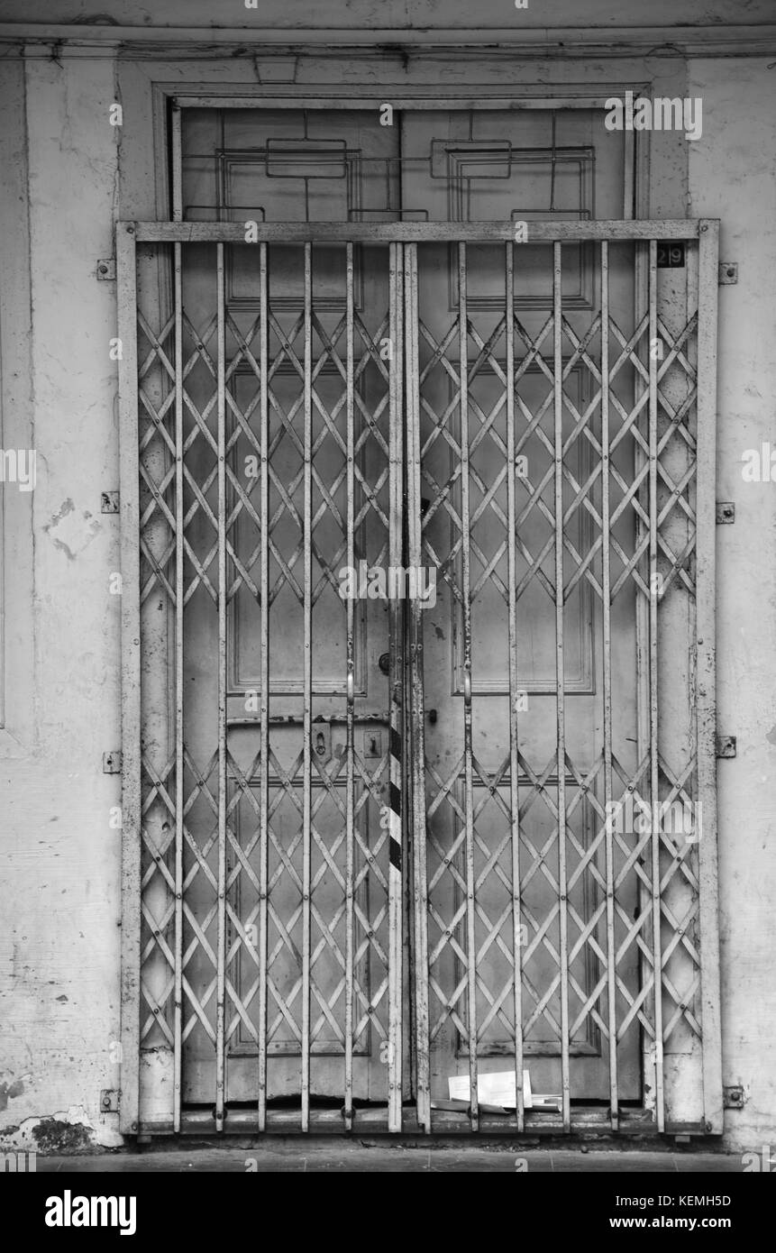 Das Muster der Stahl stretch Tür in Little India, Singapur. Stockfoto