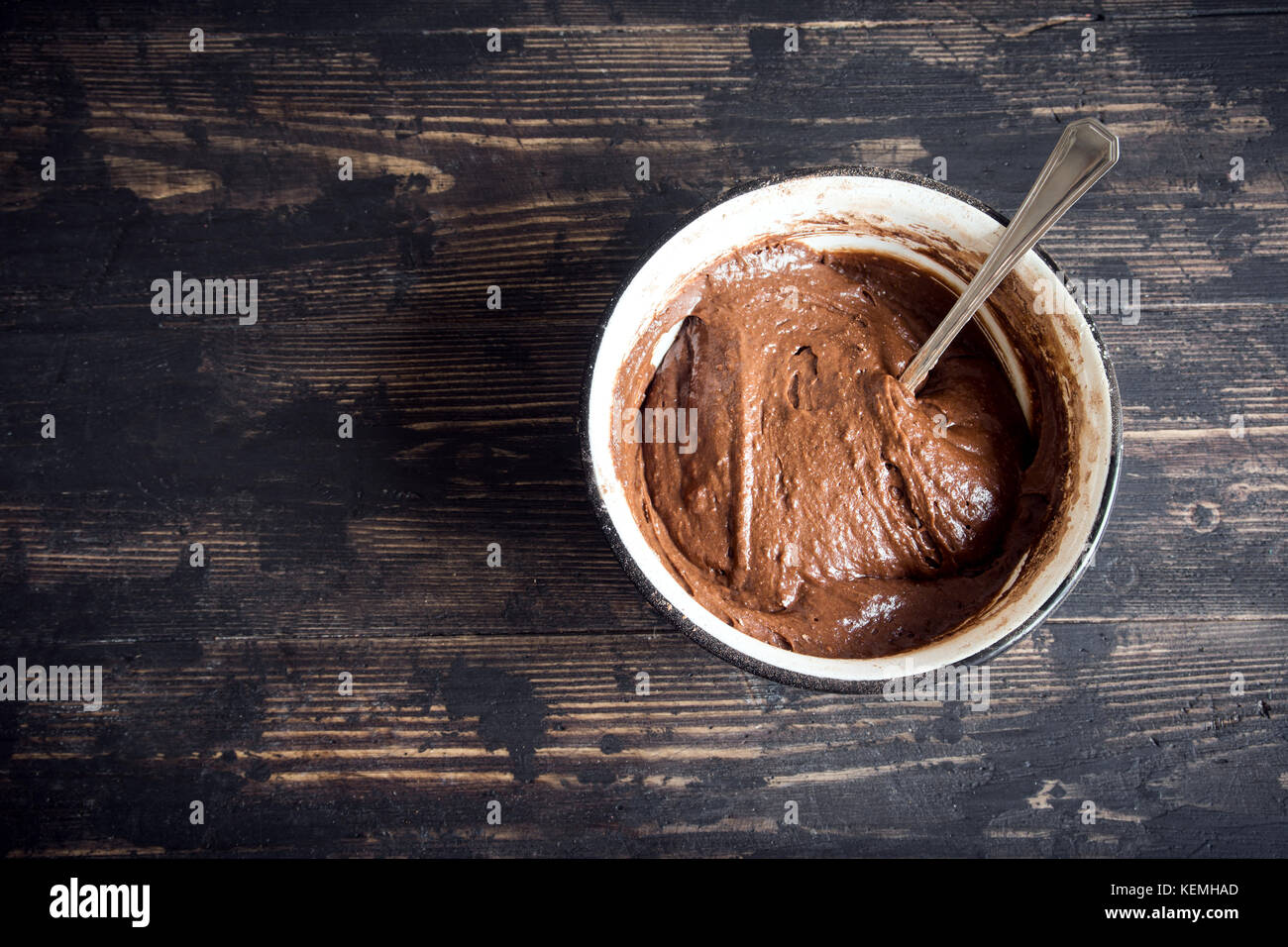 Die hausgemachten Brownie oder Schokolade Kuchen rohen Teig in der Schüssel. Kochen (Backen) hausgemachte Schokolade Kuchen oder Brownie. Stockfoto