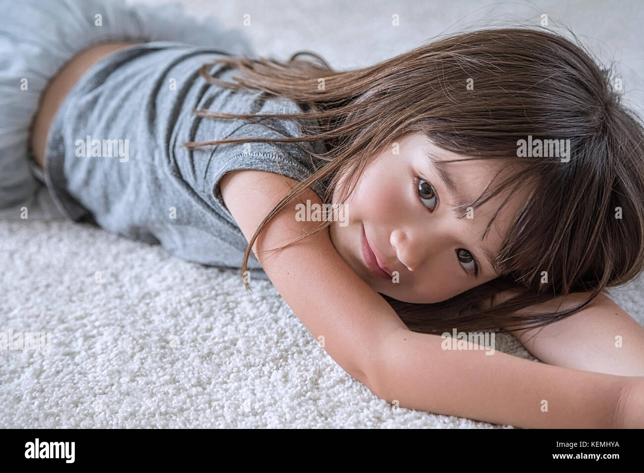 Fünf Jahre altes Mädchen mit auf dem Teppich in Ihrem Zimmer Stockfoto