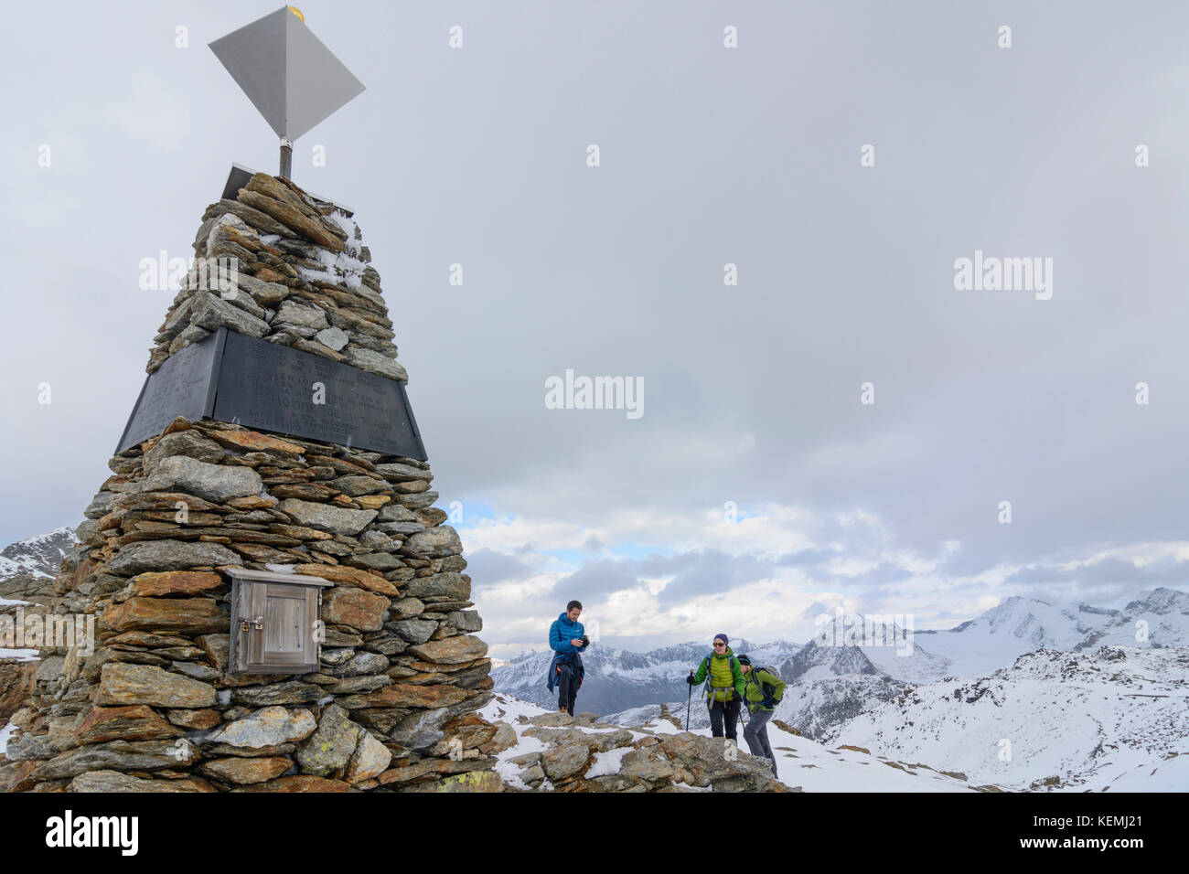 (Ötzi Ötzi, Similaun Mann, der Mann vom Hauslabjoch, die Tiroler Iceman, Hauslabjoch Mommy) Memorial in der Nähe von Tisenjoch, Schnals, Vinschgau, Bozen (südt Stockfoto