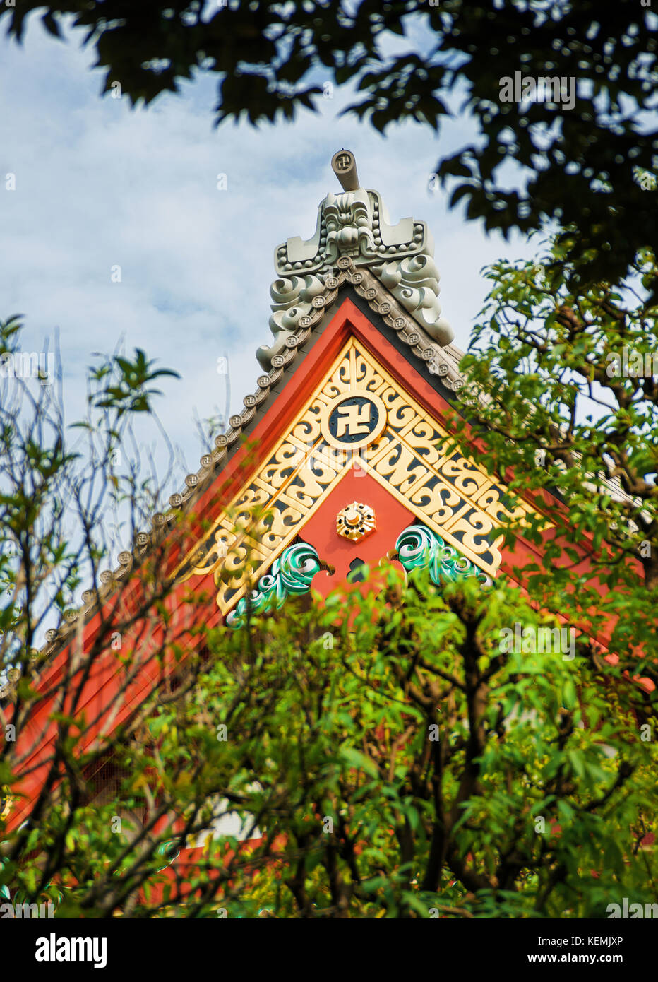 Detail der Senso-ji Buddhistischen japanischen Tempel Dach in Asakusa Viertel, dem ältesten Tempel in Tokio Stockfoto