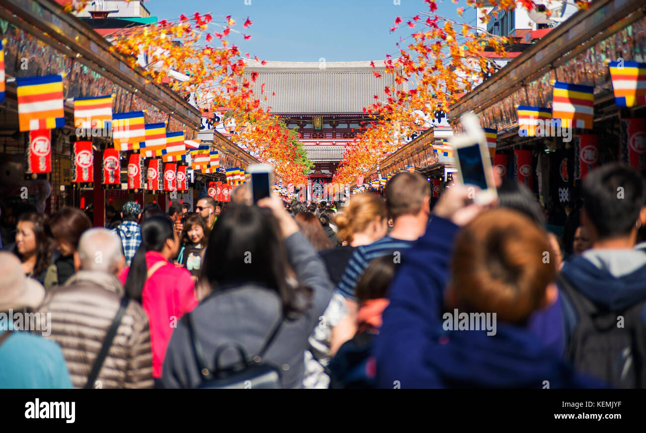 Touristen strömen während der Herbstfeste im Bezirk Asakusa in Tokio zum Senso-JI-Tempel Stockfoto