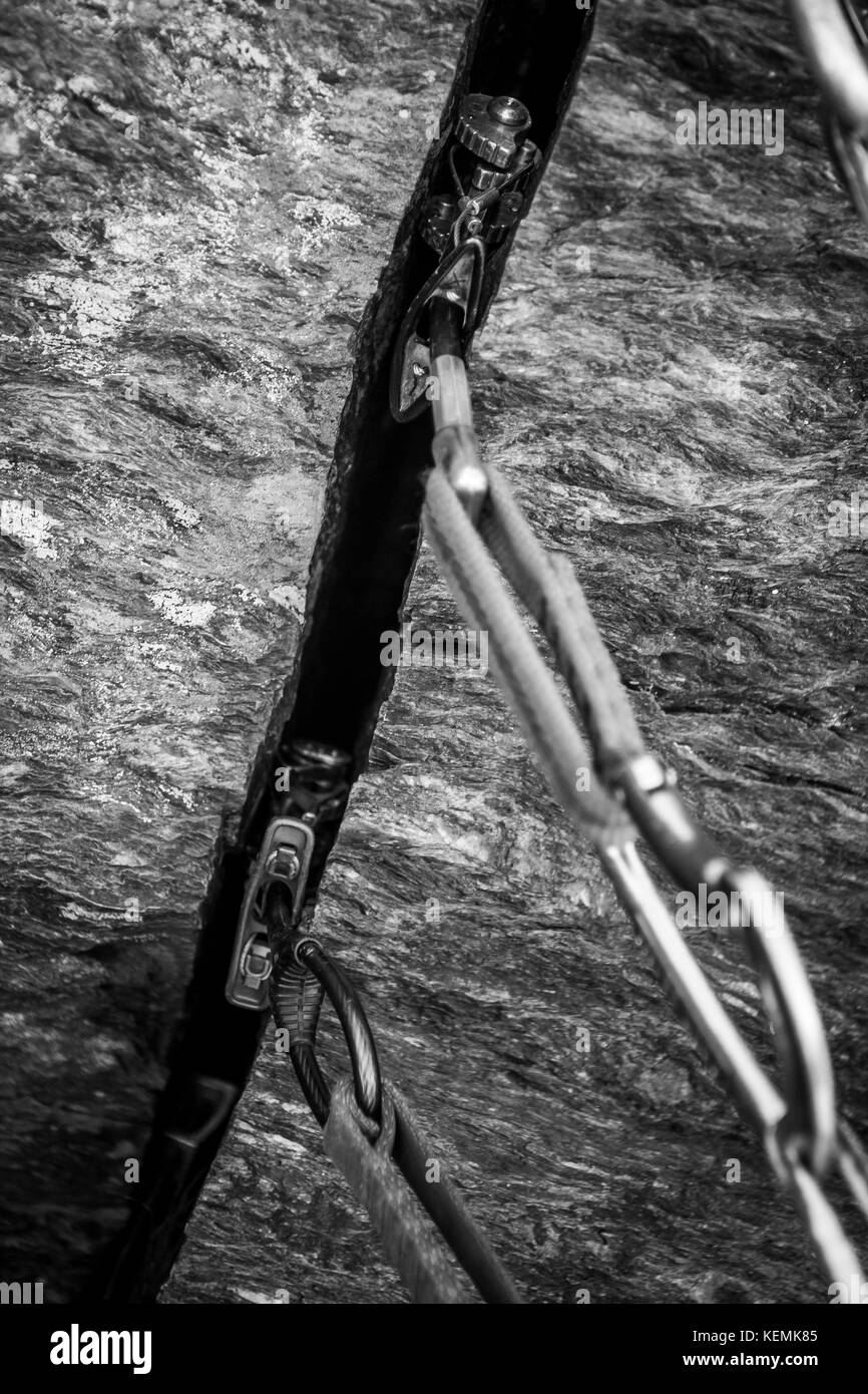 Close-up Seile, Cam und Karabiner in Rock für Bergsteigen Stockfoto