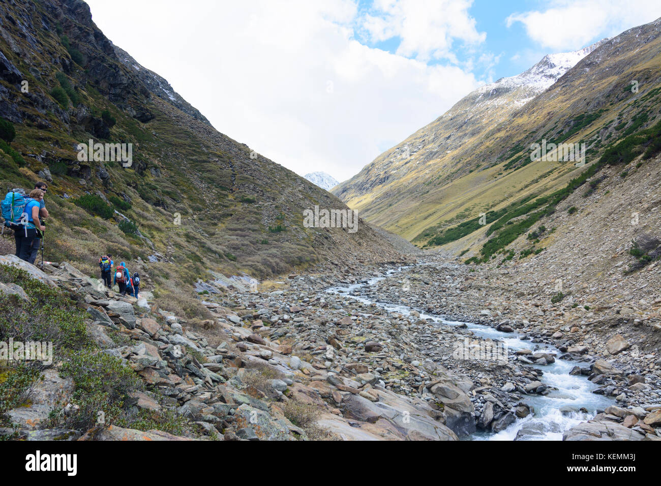 Wanderer in Tal der Niedertalbach, Sölden, Ötztaler Alpen, Tirol, Tirol, Österreich Stockfoto