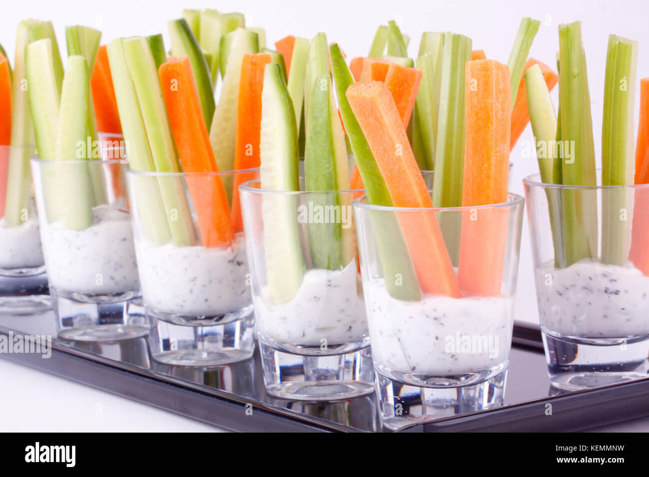 Karotte, Gurke und selleriestangen mit Joghurt Stockfotografie - Alamy