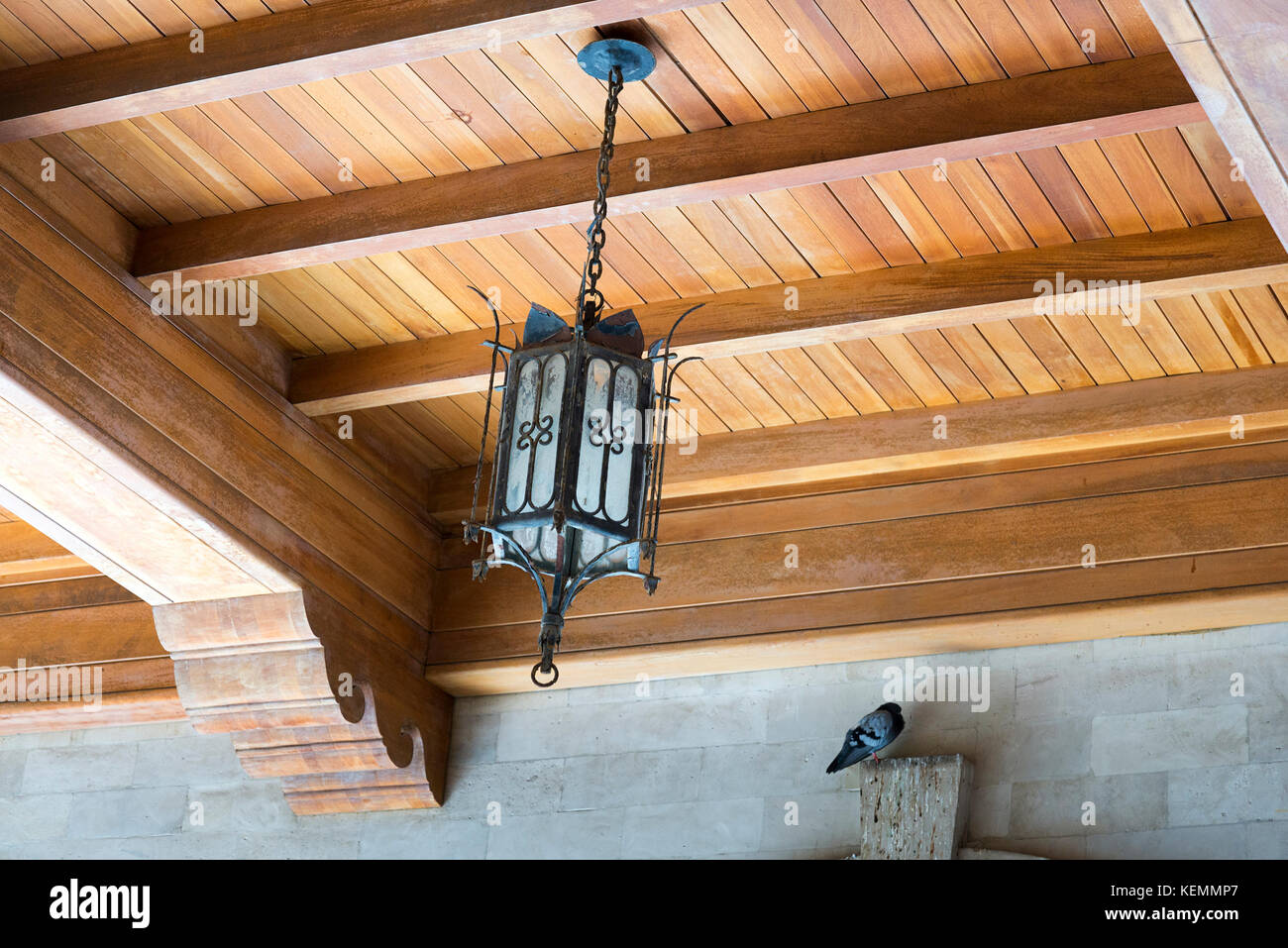 Alte Lampe auf Holzdecke im Gebäude Stockfotografie - Alamy