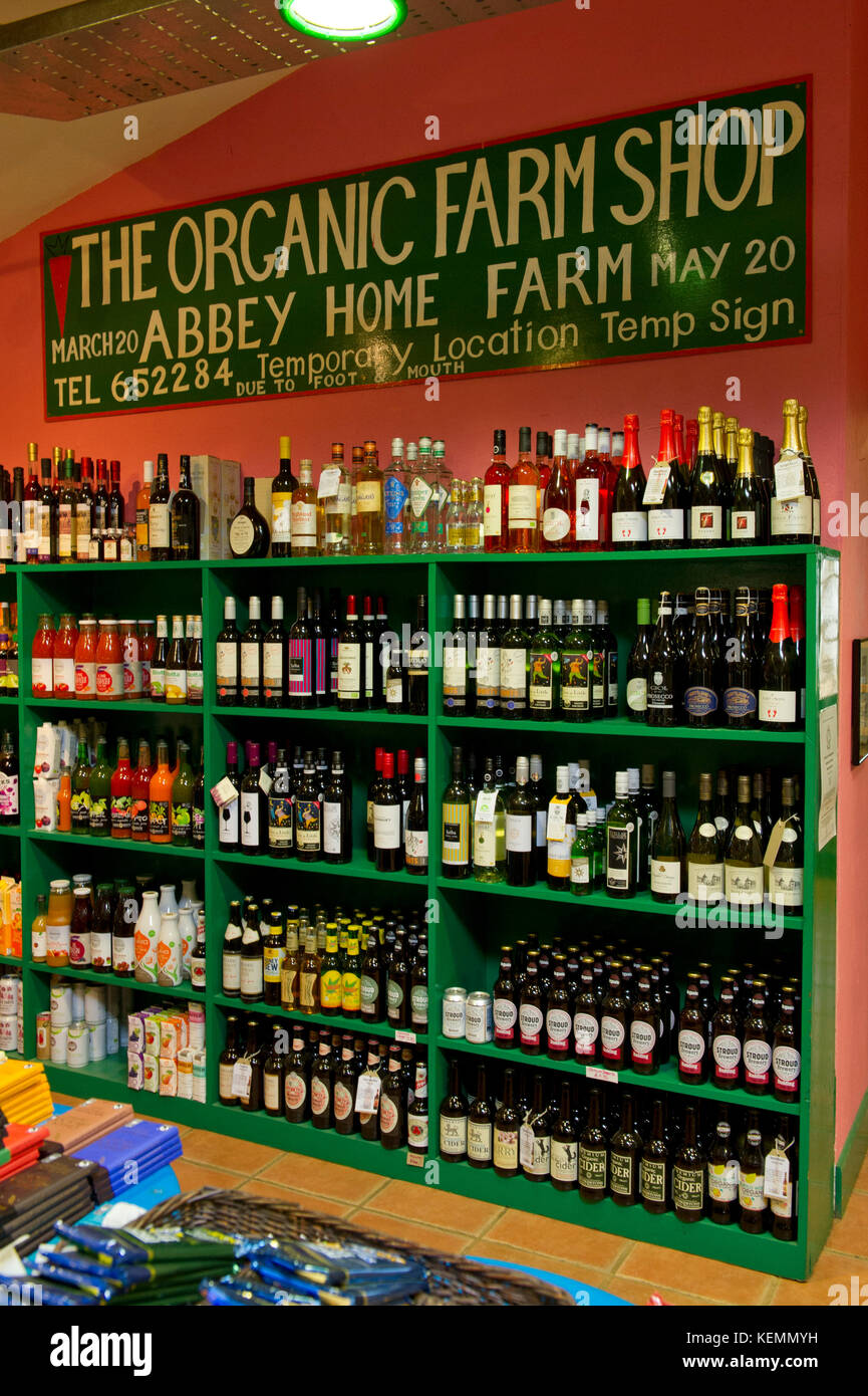 Der organischen Farm Shop im Abbey House Farm, Cirencester, Gloucestershire, mit Rosemay Aitken, die eine Auswahl von Produkten. Stockfoto