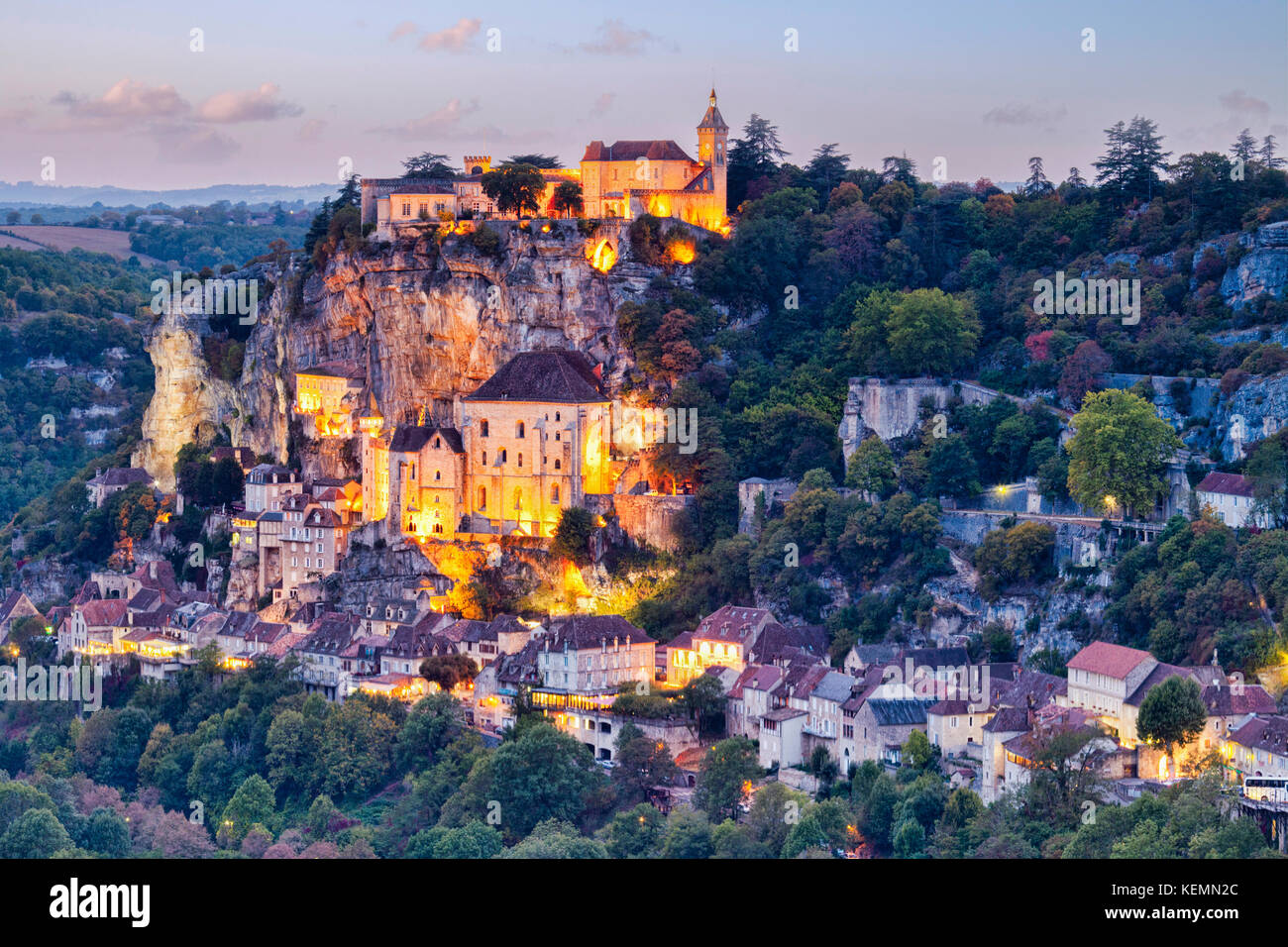Dämmerung in der mittelalterlichen Stadt Rocamadour, im Dordogne-Tal, Midi-Pyrenees, Frankreich. Stockfoto