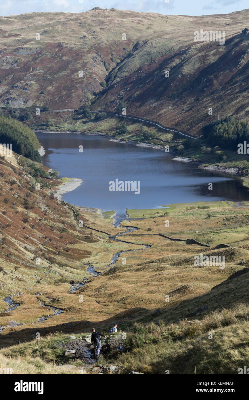 Spaziergänger herab den Weg von kleinen Wasser in mardale im Eden Valley im Lake District zu haweswater Stockfoto