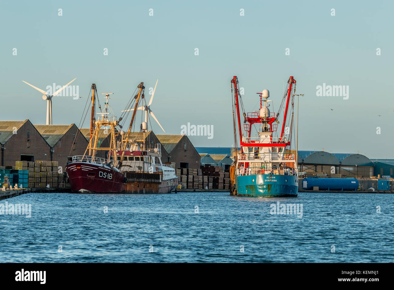22. Oktober 2017; Shoreham Port, Sussex, UK; Fischtrawler Albion vorbeifahrenden Schiffes Gebunden gegen Wharf. Lager und Windrad im Hintergrund Stockfoto