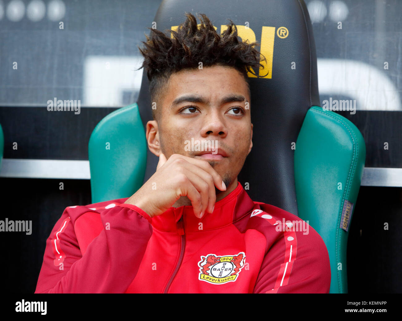 Sport, Fußball, Bundesliga, 2017/2018, Borussia Mönchengladbach vs Bayer 04 Leverkusen 1:5, Stadion Borussia Park, Ersatz Sitzbank, Benjamin henrichs (Bayer) Stockfoto